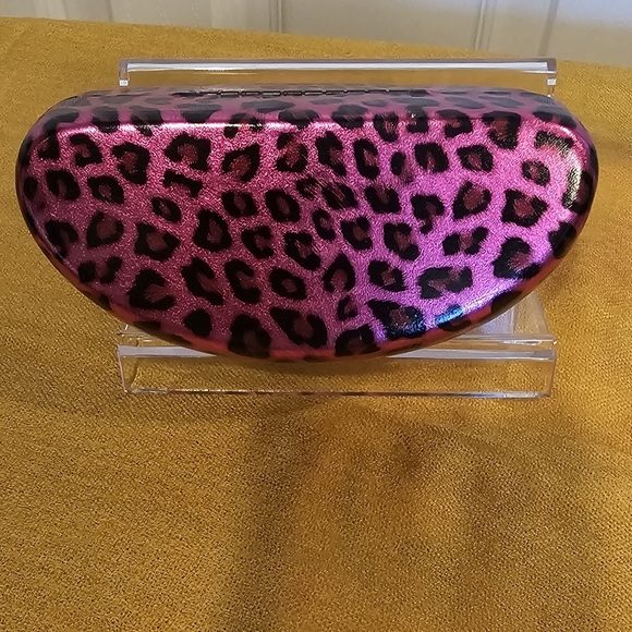 Betsey Johnson Heart Shaped Sunglasses & Sunglass Case Bundle - Picture 10 of 14